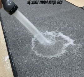 Vệ sinh thảm chùi chân nhựa rối